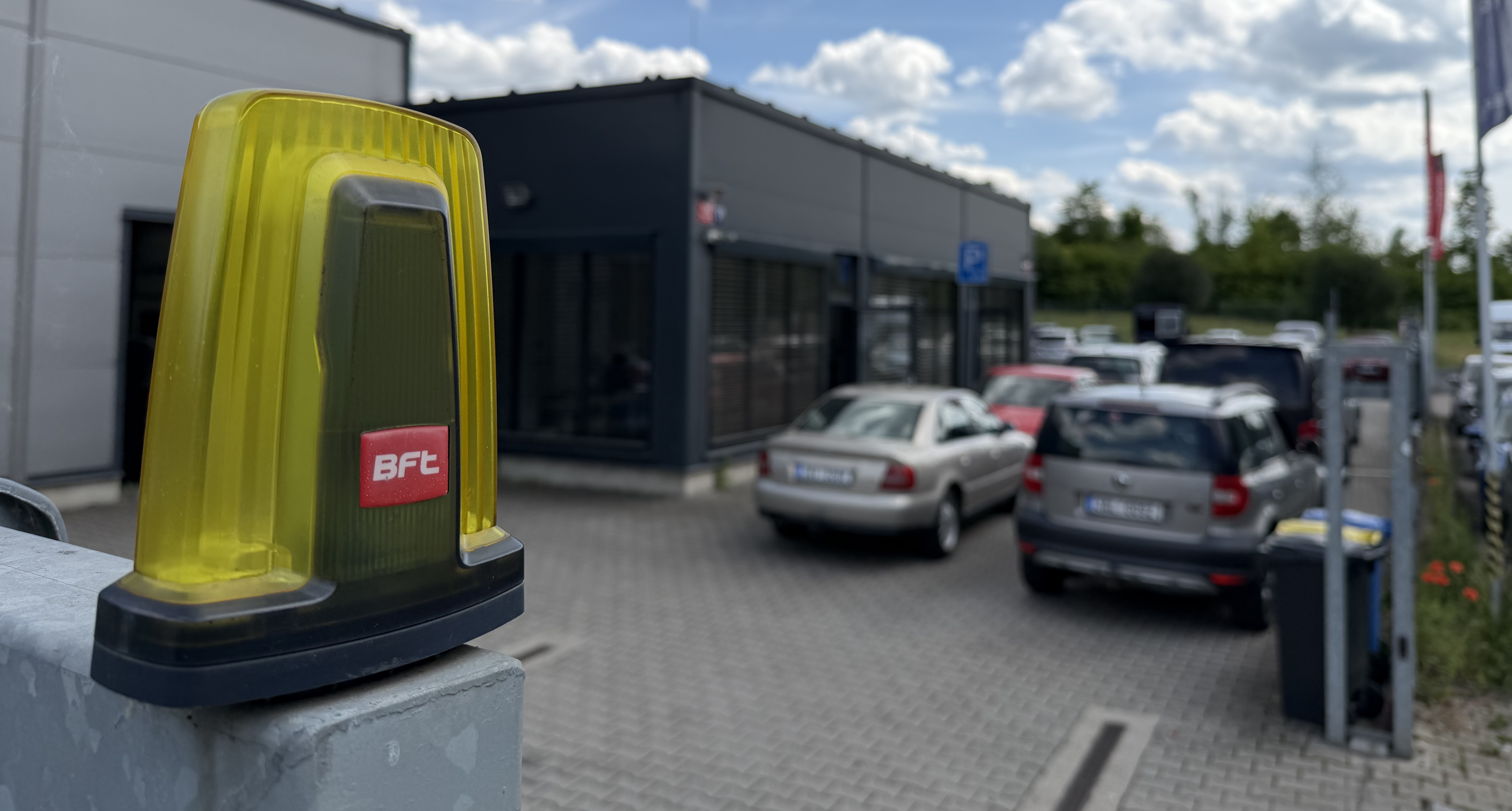 Parkování a vjezd do areálu autoservisu Petřík